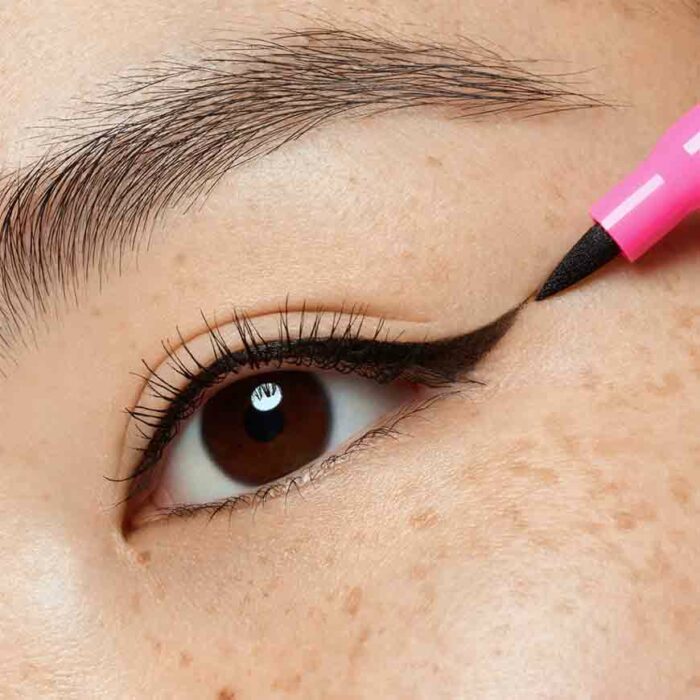 essence-line-it-like-a-PRO-liner-01-black-swatch1
